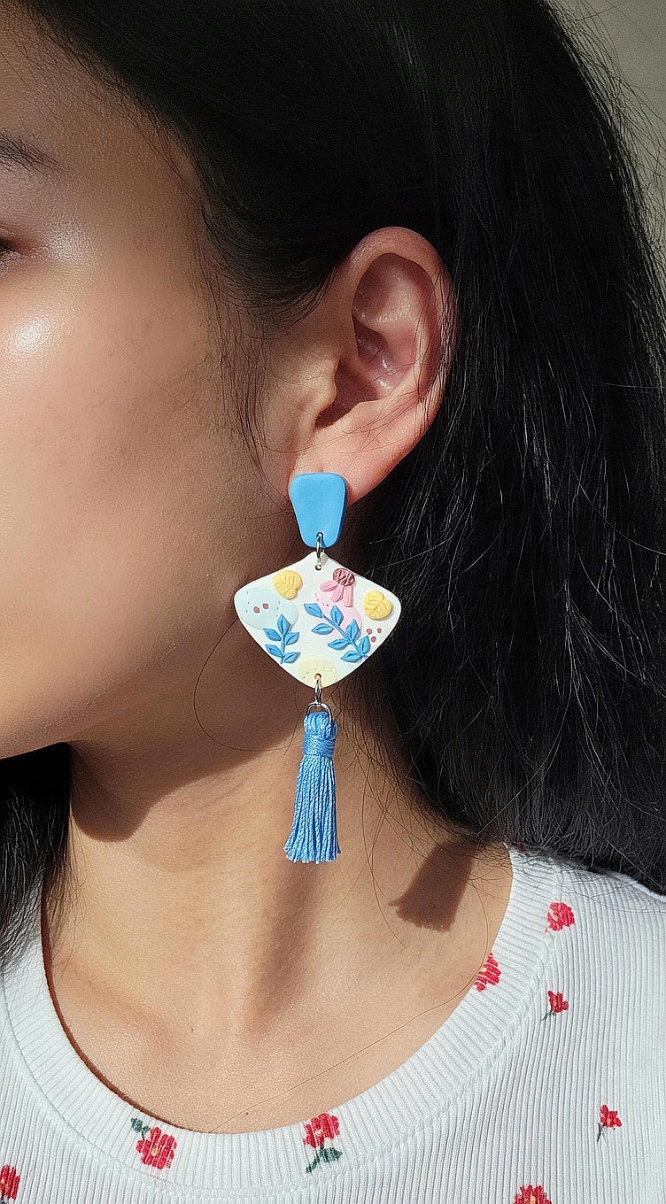 Dangle polymer clay boho flower earrings with blue cotton tassel - Rankų darbo auskarai su gėlėmis ir mėlynu kutu