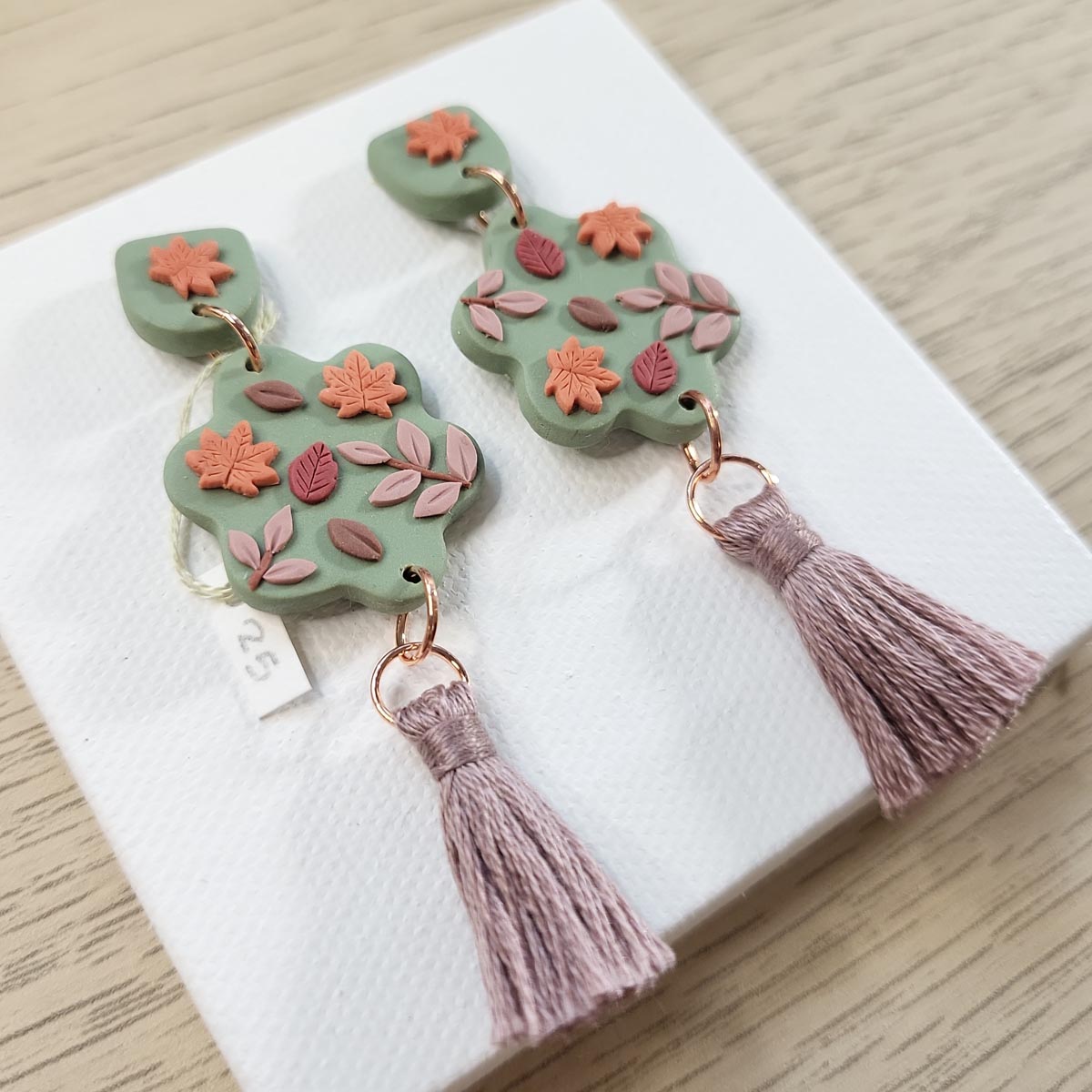 Autumn polymer clay earrings handmade - Rankų darbo auskarai su rudens lapais ir medvilniniais kutais