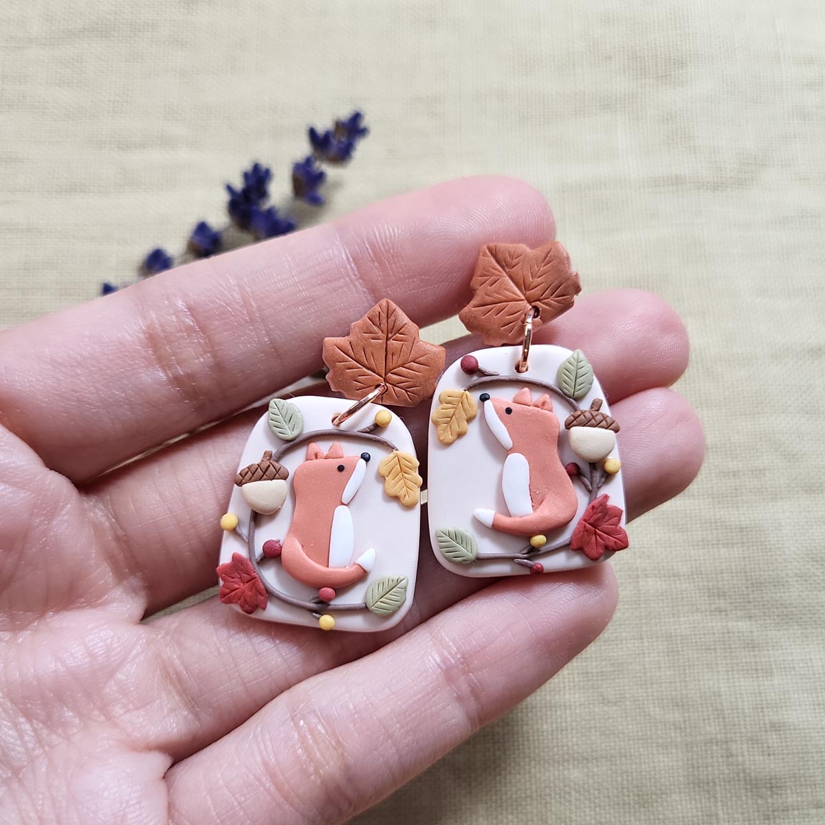 Cute autumn leaf and red fox polymer clay earrings handmade - Rankų darbo auskarai su lape ir lapais.