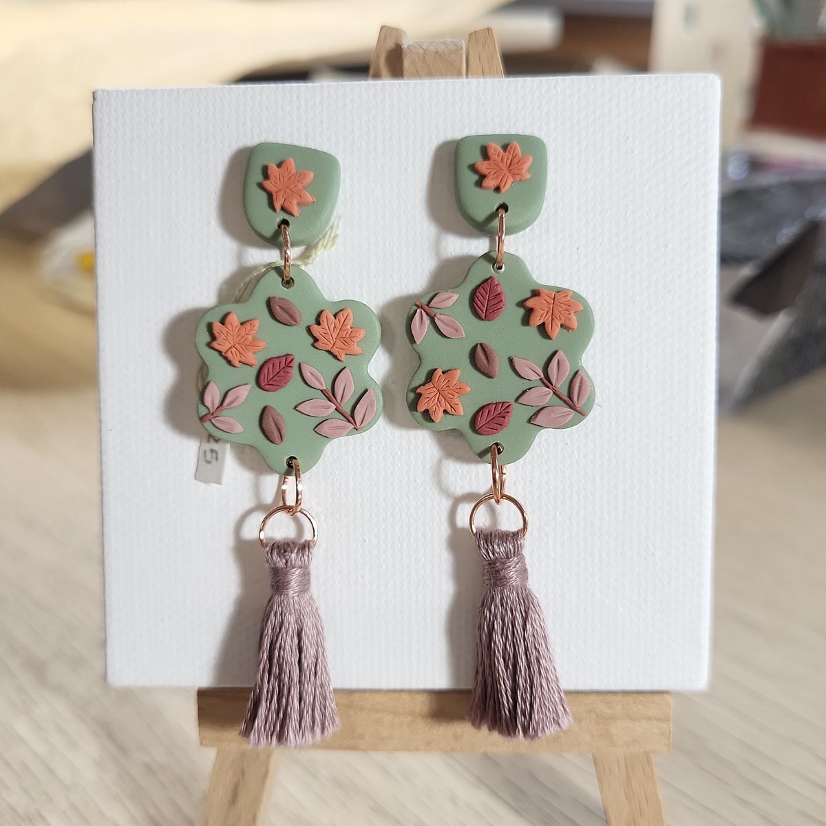Handmade fall leaf polymer clay earrings - Rankų darbo auskarai su rudens lapais ir medvilniniais kutais

