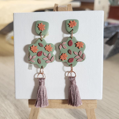 Handmade fall leaf polymer clay earrings - Rankų darbo auskarai su rudens lapais ir medvilniniais kutais
