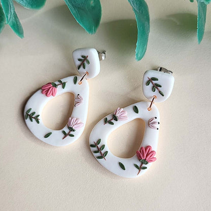 Spring flower polymer clay earrings in minimalist style - Ranku darbo auskarai su gelemis, pagaminti is polimerino molio.
