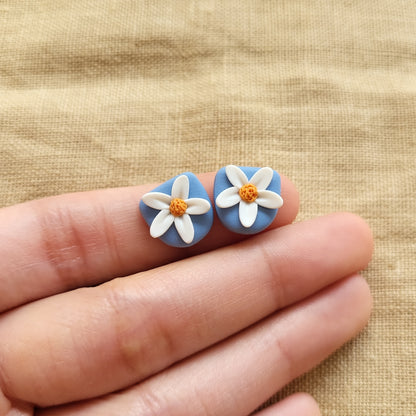 White flower stud earrings polymer clay - Rankų darbo auskarai smeigtukai su baltų gėlių motyvais