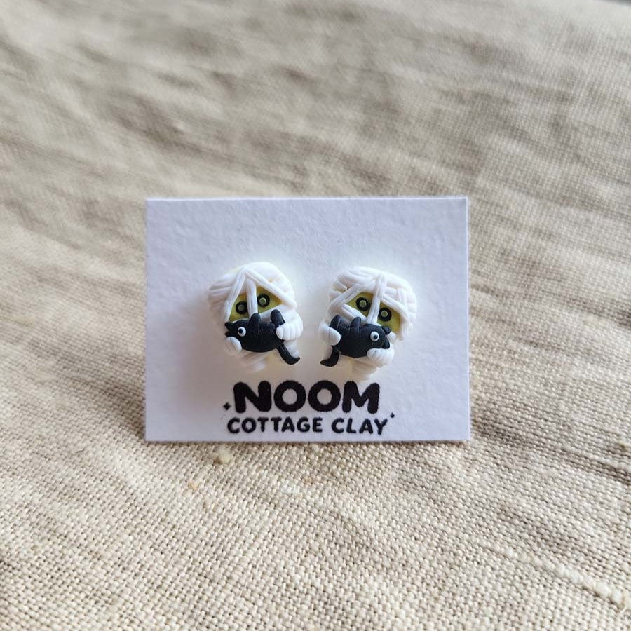 Halloween funny mummy and black cat stud earrings handmade - Rankų darbo auskarai-smeigtukai „Mumija ir juoda katė“