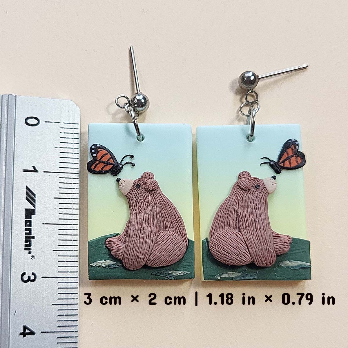 Handmade grizzly bear and monarch butterfly polymer clay earrings, cute animal jewelry gift – Rankų darbo auskarai su meškiukas ir monarcho vabalėliu