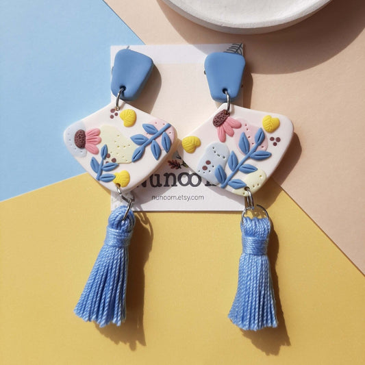 Handmade dangle boho flower earrings with a cotton blue tassel – cute earrings for everyday wear or cute gift for women. Rankų darbo auskarai su gėlėmis ir mėlynu kutu