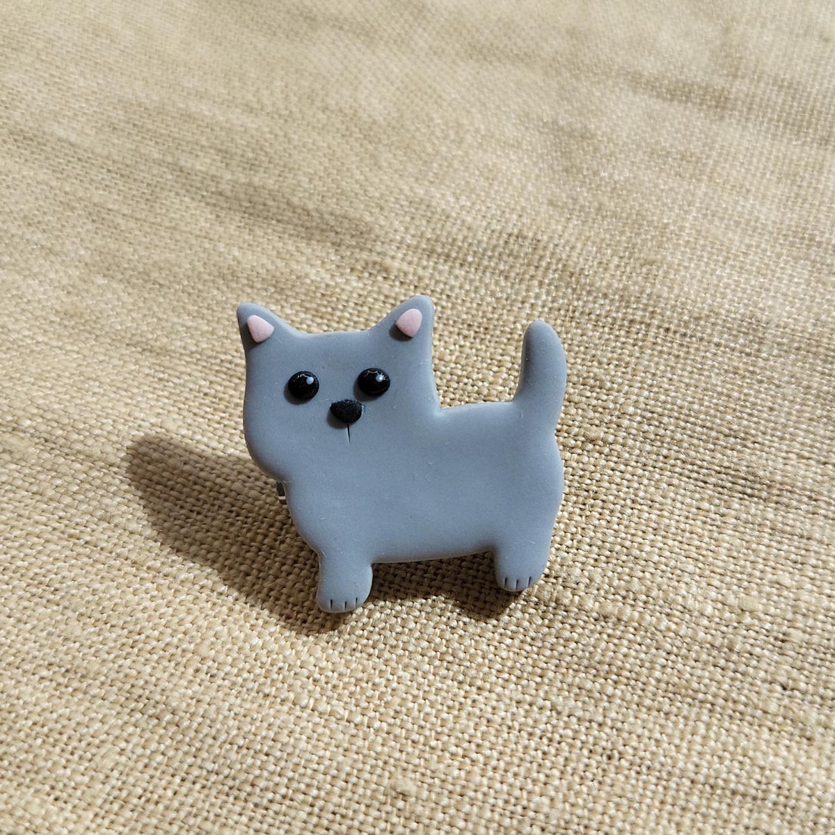 Handmade gray Cat pin - Rankų darbo sagė katė