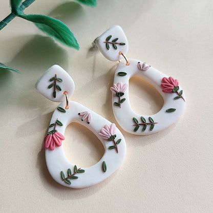 Handmade dainty spring floral polymer clay earrings in minimalist style - Ranku darbo auskarai su gelemis, pagaminti is polimerino molio.