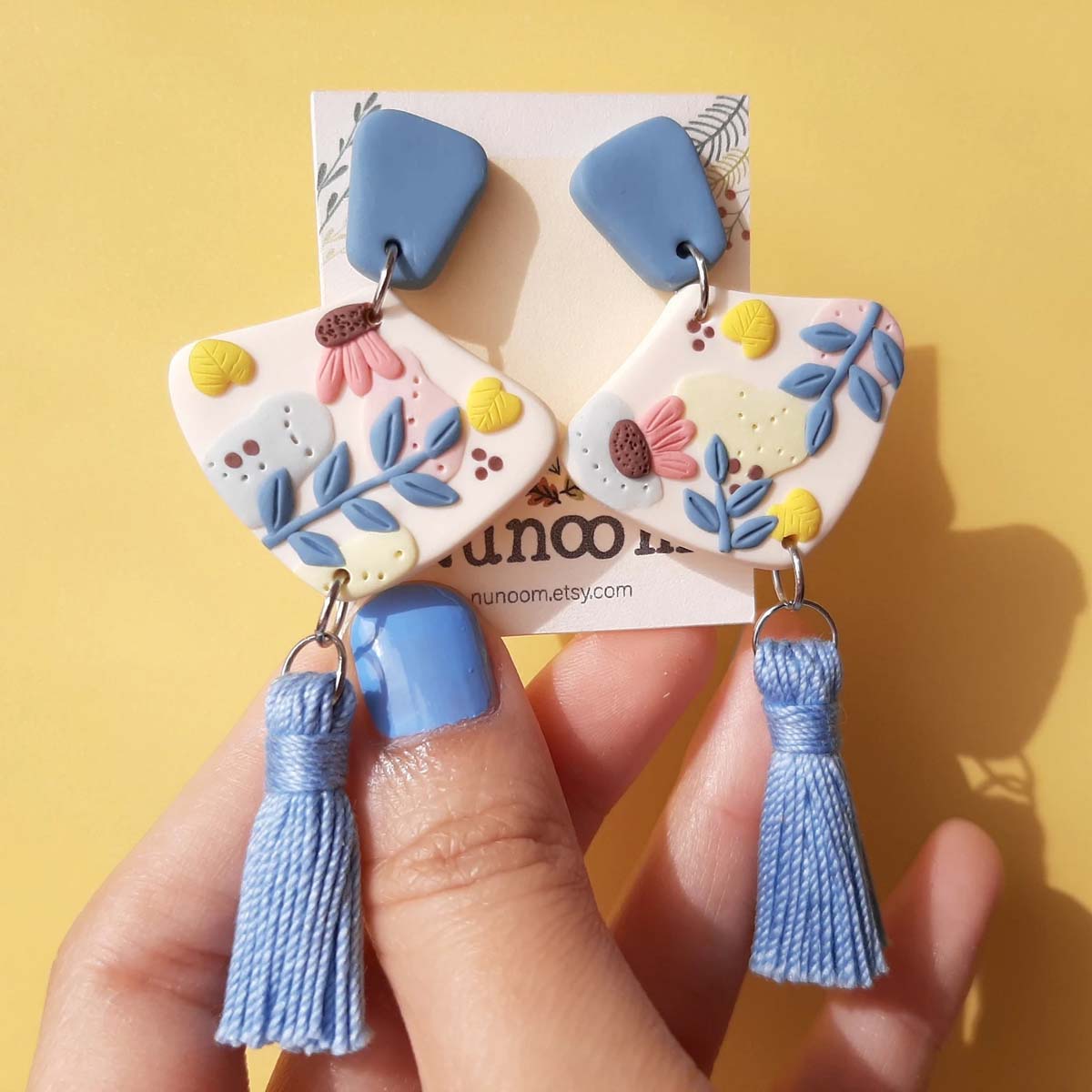 Handmade dangle boho flower earrings with a cotton blue tassel – unique earrings for everyday wear or cute gift for women. Rankų darbo auskarai su gėlėmis ir mėlynu kutu
