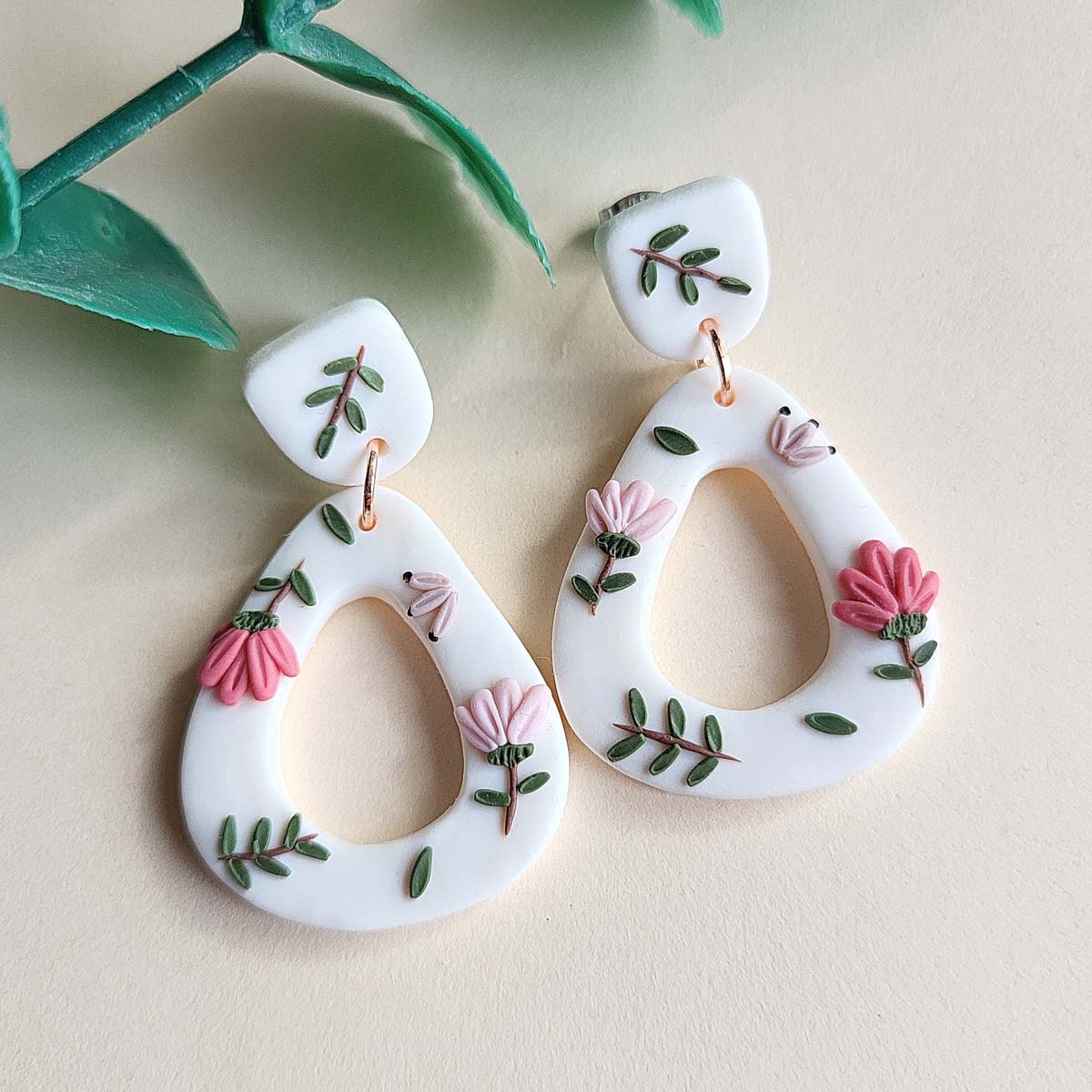 Handmade dainty spring flower polymer clay earrings in minimalist style - Ranku darbo auskarai su gelemis, pagaminti is polimerino molio.