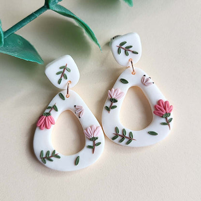 Handmade dainty spring flower polymer clay earrings in minimalist style - Ranku darbo auskarai su gelemis, pagaminti is polimerino molio.
