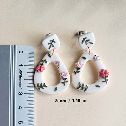 Handmade cute spring flower polymer clay earrings in minimalist style - Ranku darbo auskarai su gelemis, pagaminti is polimerino molio.