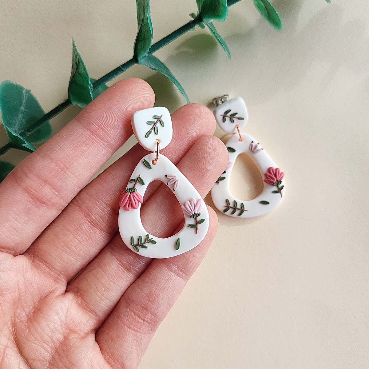 Handmade dainty spring flower polymer clay earrings in minimalist style - Ranku darbo auskarai su gelemis, pagaminti is polimerino molio.