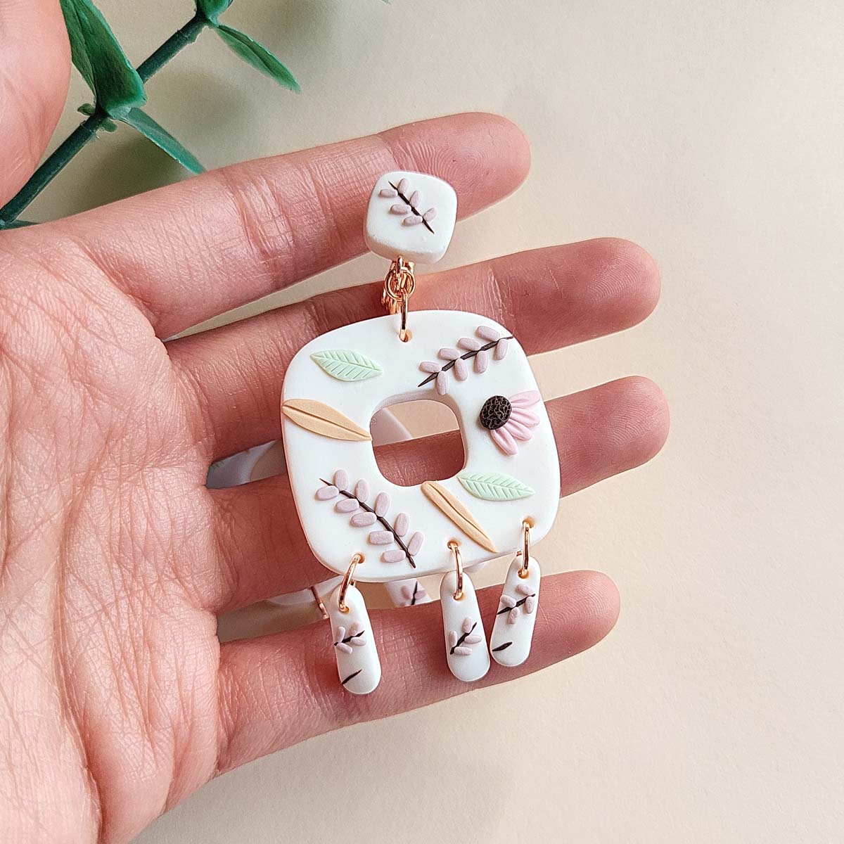 Cute boho dangle flower polymer clay earrings boho - Ranku darbo auskarai su gelemis, pagaminti is polimerino molio.
