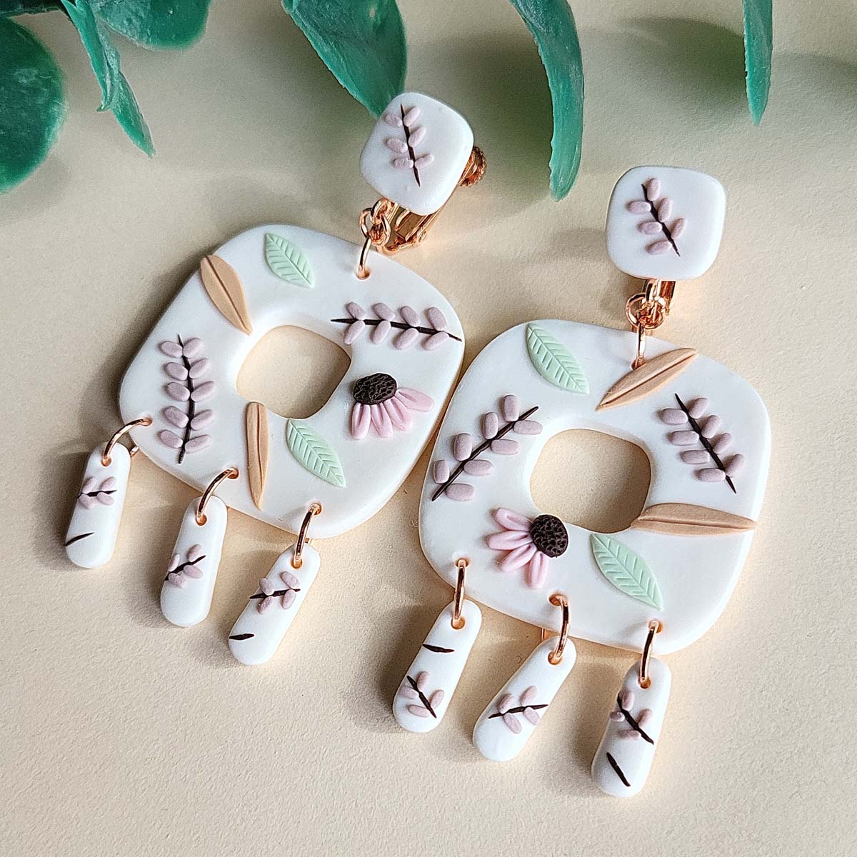 Cute handmade dangle floral polymer clay earrings boho - Ranku darbo auskarai su gelemis, pagaminti is polimerino molio.