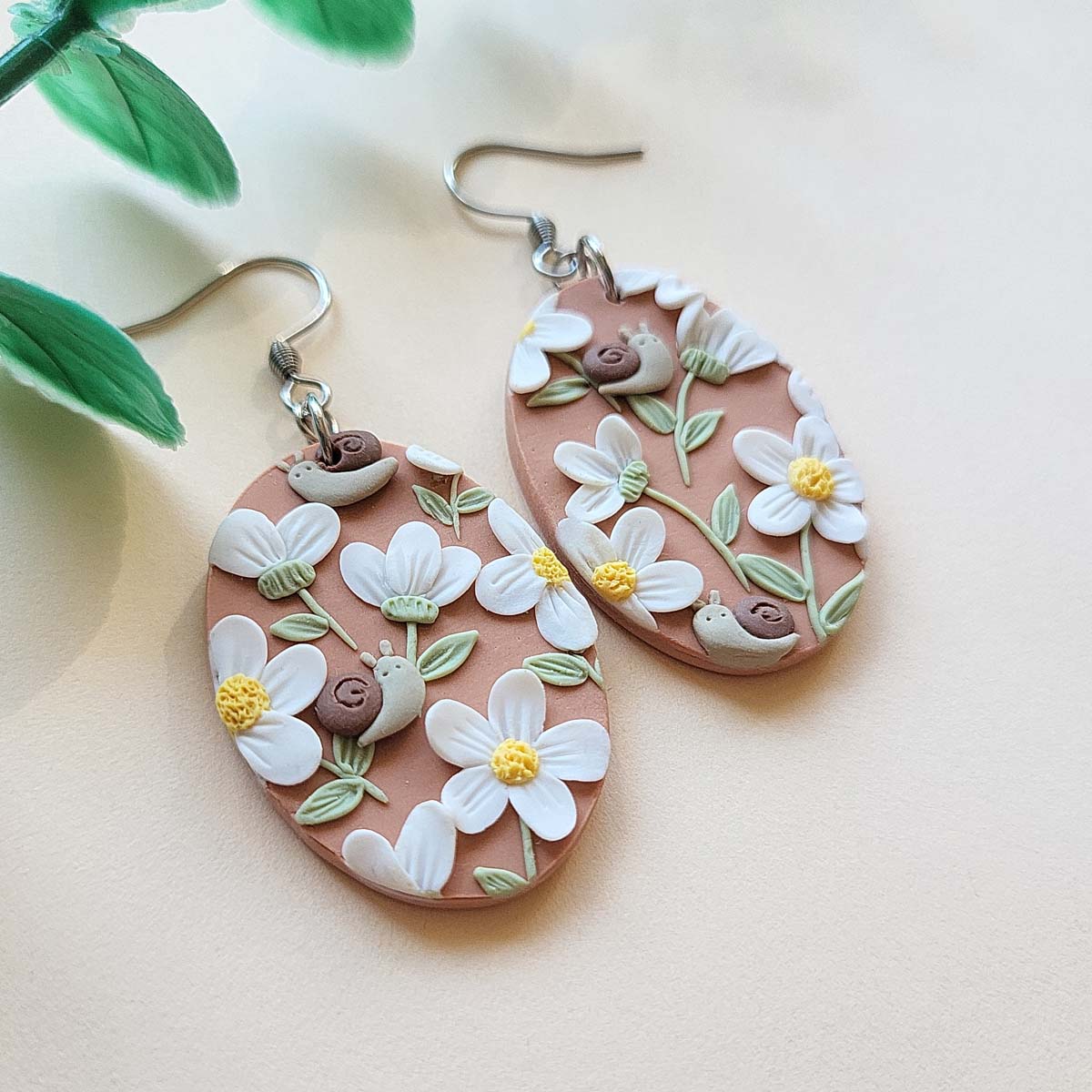 Handmade flower and snail polymer clay earrings - Ranku darbo auskarai su baltomis geles ir sraigemis