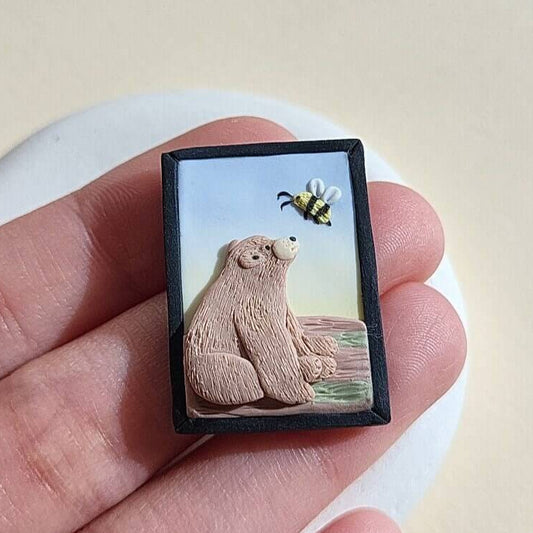 Handmade grizzly bear brooch, polymer clay animal jewelry gift – Rankų darbo sagė su meškiuku