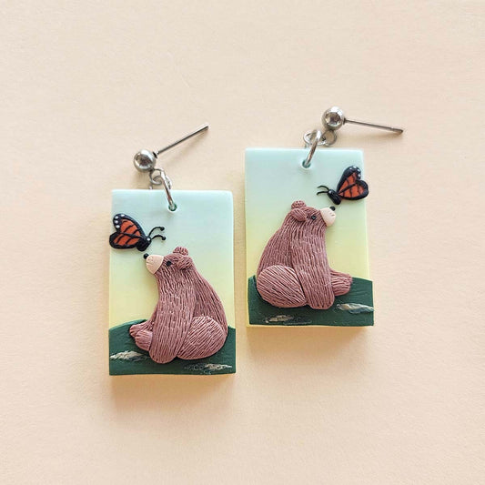 Handmade grizzly bear and monarch butterfly polymer clay earrings, cute animal jewelry gift – Rankų darbo auskarai su meškiukas ir monarcho vabalėliu