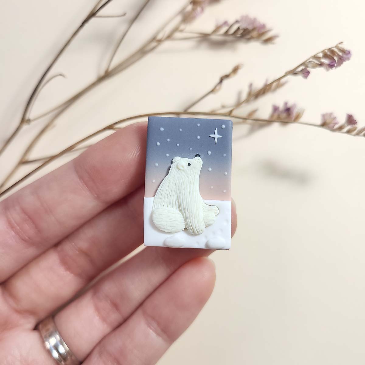 Handmade polar bear brooch, polymer clay polar bear jewelry gift – Rankų darbo sagė su baltuoju lokiu