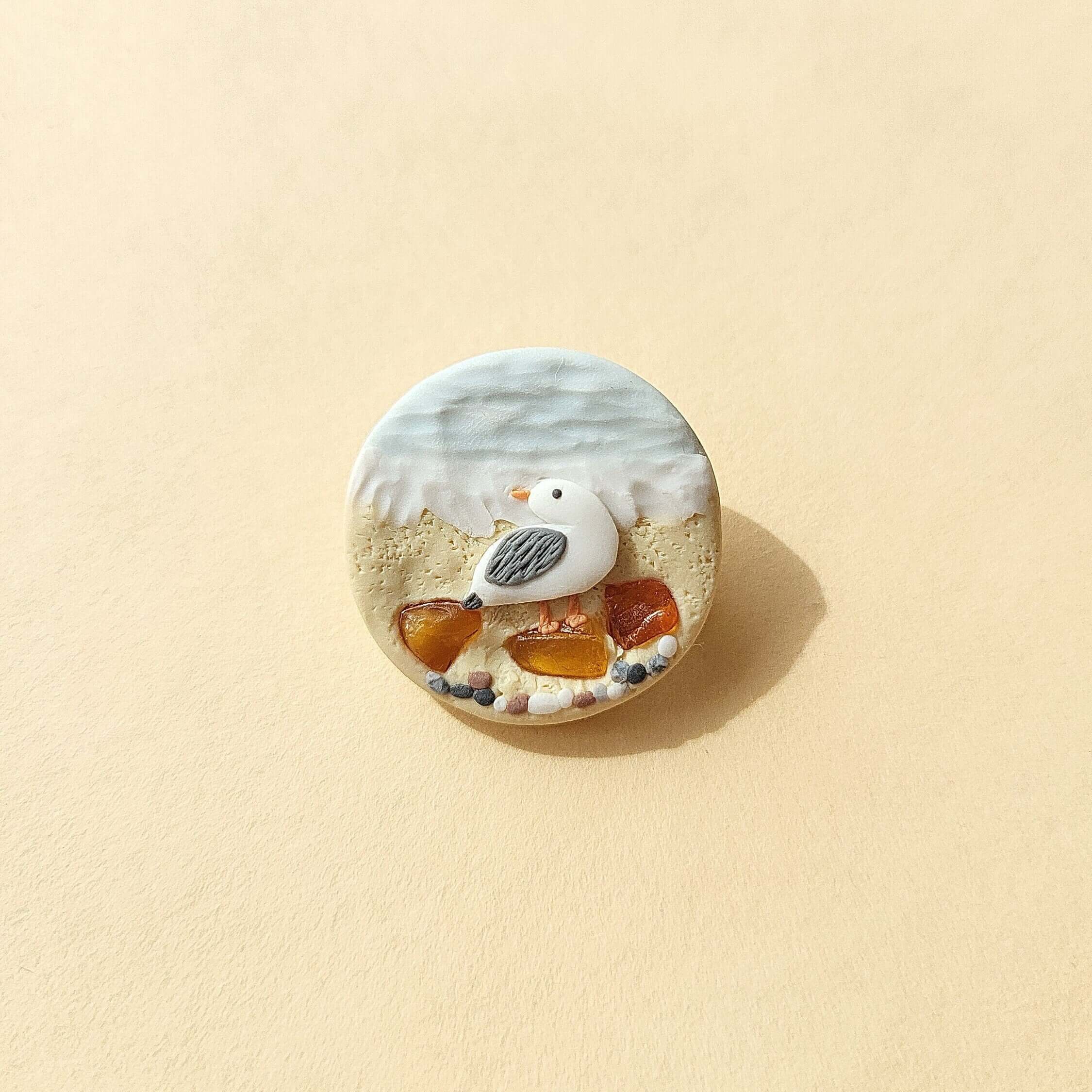 Broche de pájaro gaviota con piedra de ámbar del mar Báltico, broche de arcilla hecho a mano, regalo para amantes de las aves