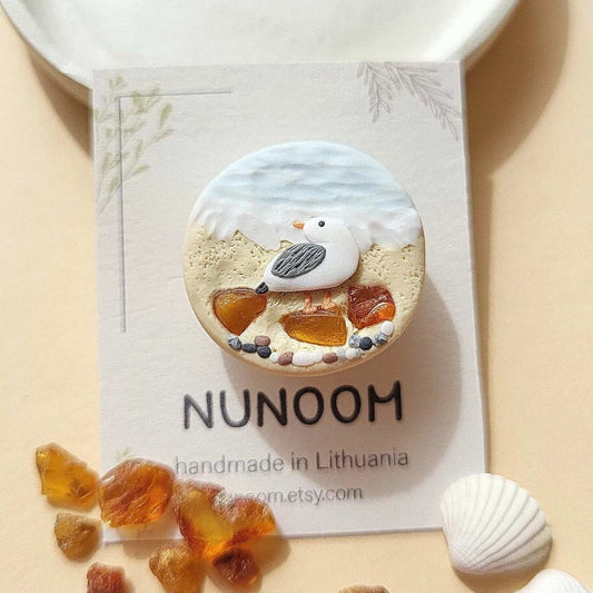 Handmade seagull amber brooch, polymer clay bird jewelry gift – Rankų darbo sagė su gintaru