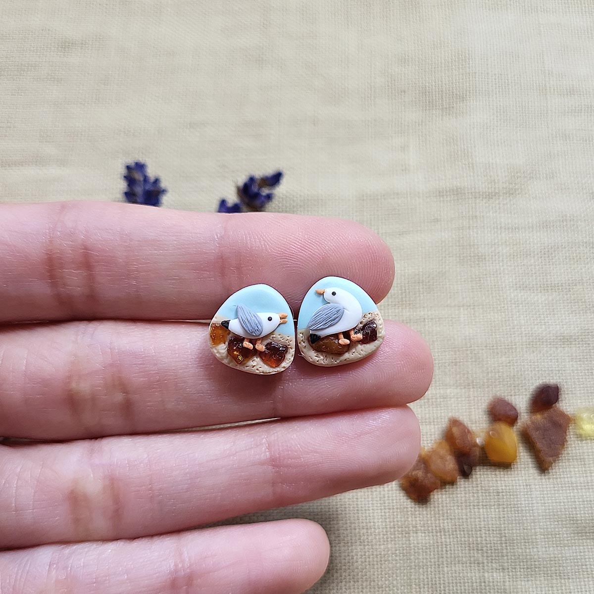 Seagull stud earrings with amber stone pieces - Rankų darbo auskarai-smeigtukai „Kiras ir gintaro gabalėliai“