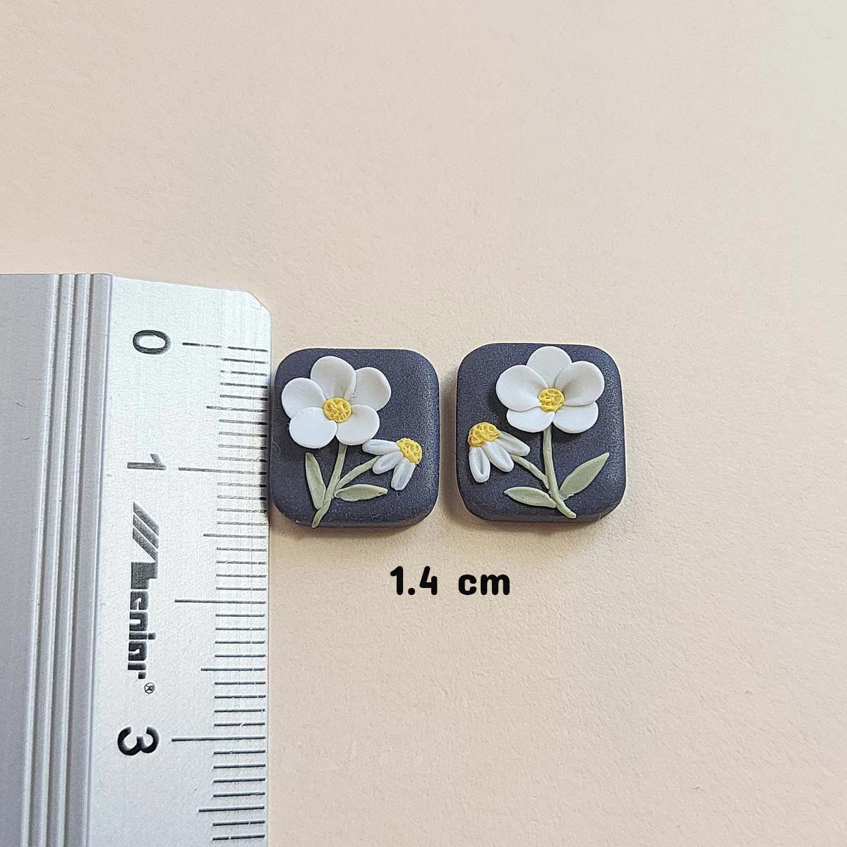 Handmade cute white flower stud earrings polymer clay - Rankų darbo auskarai su balta gėle