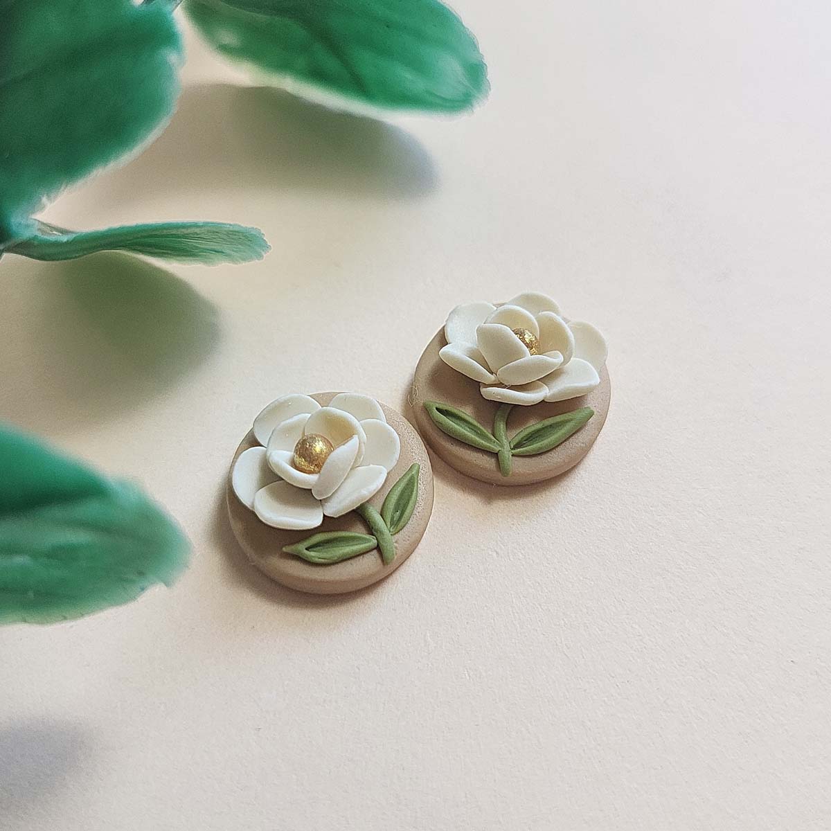 Cute white flower stud earrings polymer clay - Rankų darbo auskarai su balta gėle
