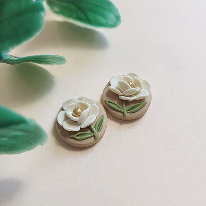 Cute white flower stud earrings polymer clay - Rankų darbo auskarai su balta gėle