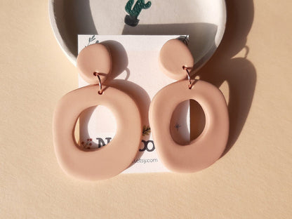Minimalistische Ohrstecker aus Polymer Clay in neutralen erdigen Farben