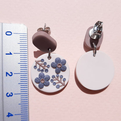 Lila Blumenohrringe, handgefertigte Polymer-Ton-Ohrringe, Geschenk für Mama