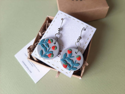 Erdbeer-Ohrringe, Ton-Ohrringe, Frucht-Ohrringe, handgefertigter Schmuck, Geschenk für sie