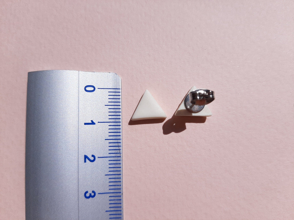 Minimalistische weiße Dreieck-Ohrstecker, Ohrstecker aus Polymer Clay, modern, geometrisch