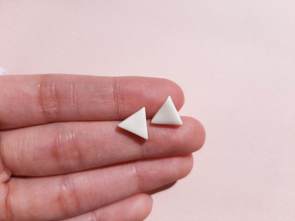 Minimalistische weiße Dreieck-Ohrstecker, Ohrstecker aus Polymer Clay, modern, geometrisch