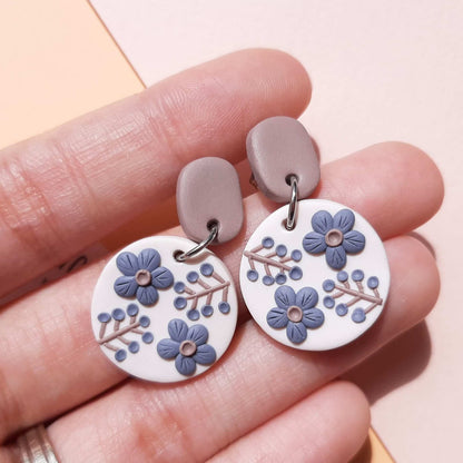 Lila Blumenohrringe, handgefertigte Polymer-Ton-Ohrringe, Geschenk für Mama
