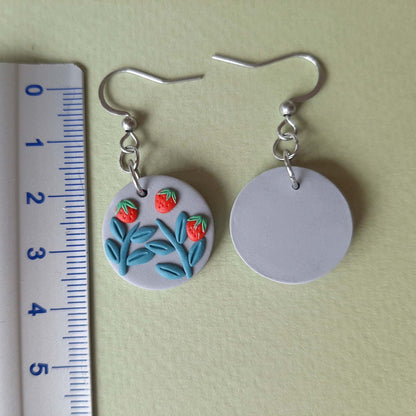 Erdbeer-Ohrringe, Ton-Ohrringe, Frucht-Ohrringe, handgefertigter Schmuck, Geschenk für sie
