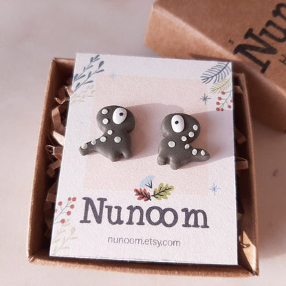 Boucles d'oreilles clous dinosaure | Bijoux en argile polymère | Remplisseur de bas