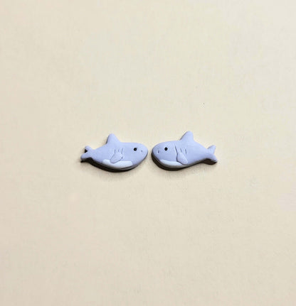 Boucles d'oreilles requin en clous • Cadeau requin mignon • Boucles d'oreilles créature océanique • Bijoux en argile polymère • Cadeau pour elle