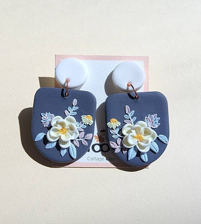 Hängende weiße Blumenohrringe • handgefertigter Schmuck
