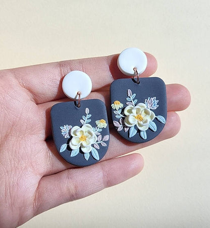 Hängende weiße Blumenohrringe • handgefertigter Schmuck