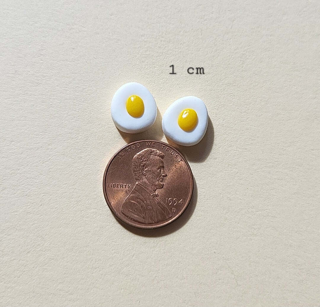 Kleine gekochte Ei-Steckerohrringe • Schmuck aus Polymer Clay