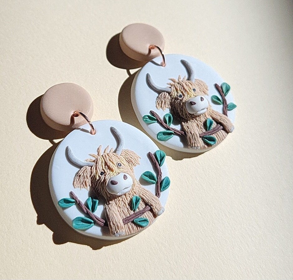 Pendientes de vaca de las Tierras Altas • Lindos regalos de animales de granja • De regreso a la escuela