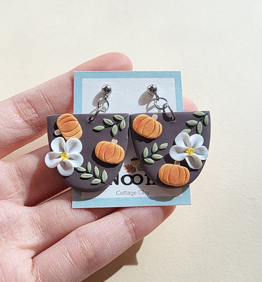 Pendientes de arcilla de calabaza, joyas de otoño, pendientes de flores blancas, joyas Cottagecore hechas a mano, regalo para mujeres