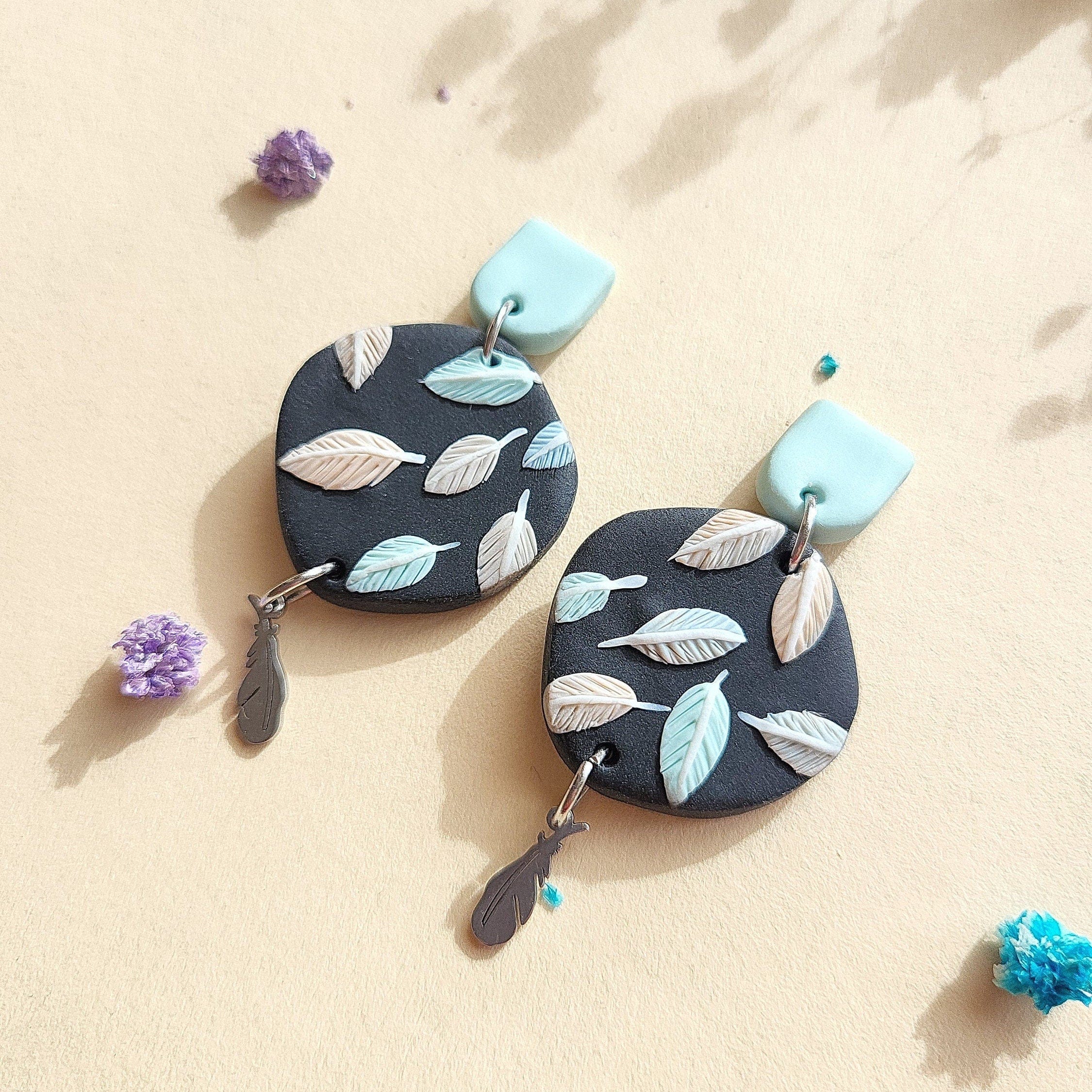 Boucles d'oreilles plumes colorées, boucles d'oreilles pendantes bohèmes, boucles d'oreilles en argile polymère, bijoux bohèmes, cadeau pour elle
