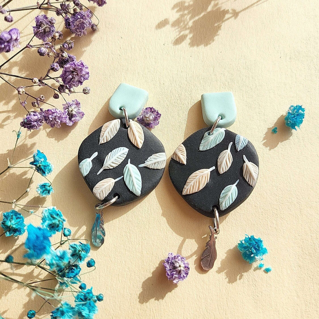Boucles d'oreilles plumes colorées, boucles d'oreilles pendantes bohèmes, boucles d'oreilles en argile polymère, bijoux bohèmes, cadeau pour elle