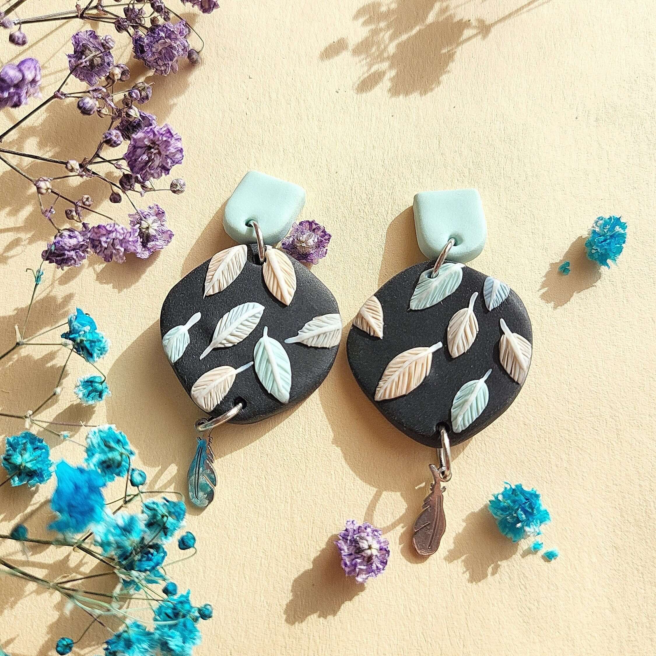 Boucles d'oreilles plumes colorées, boucles d'oreilles pendantes bohèmes, boucles d'oreilles en argile polymère, bijoux bohèmes, cadeau pour elle