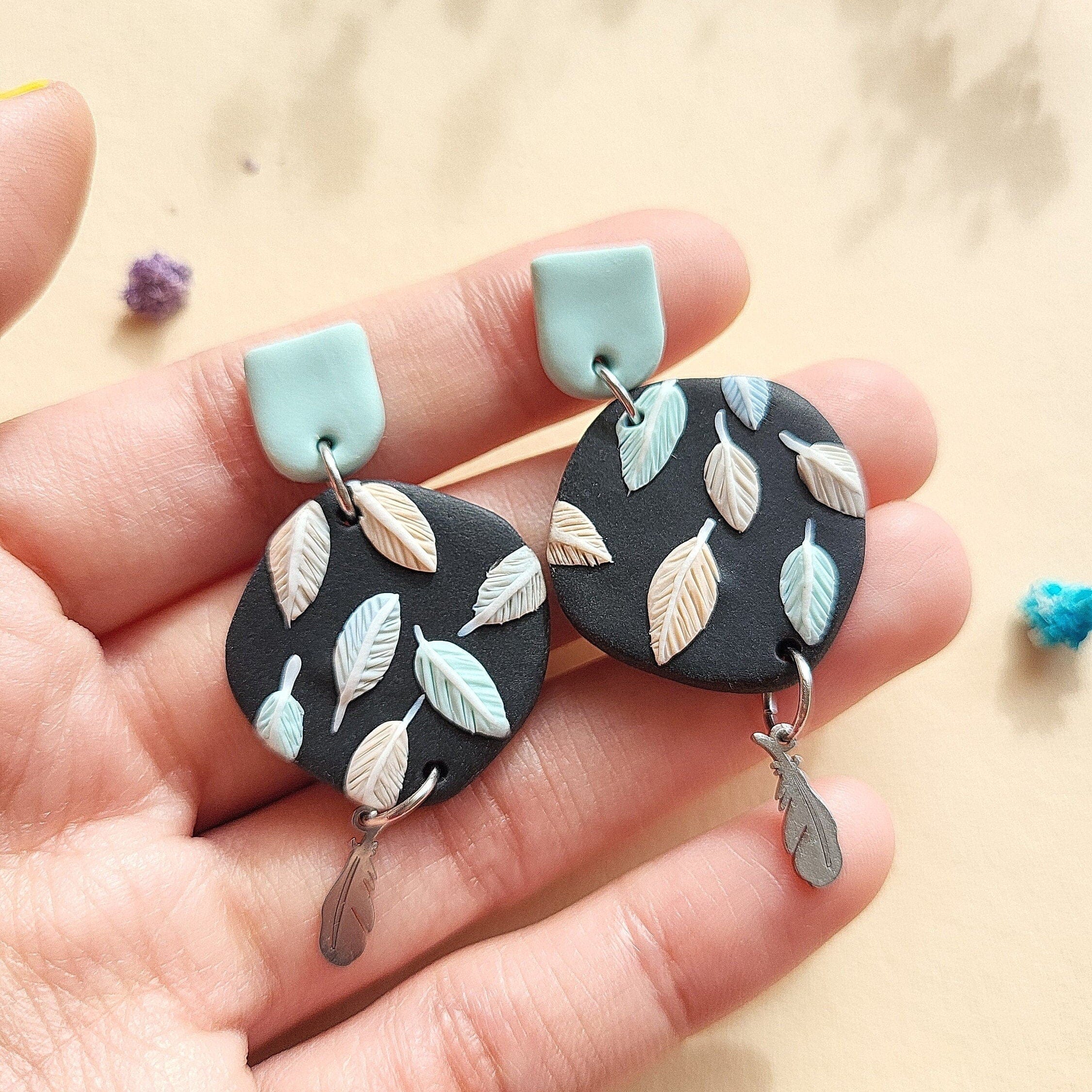 Boucles d'oreilles plumes colorées, boucles d'oreilles pendantes bohèmes, boucles d'oreilles en argile polymère, bijoux bohèmes, cadeau pour elle