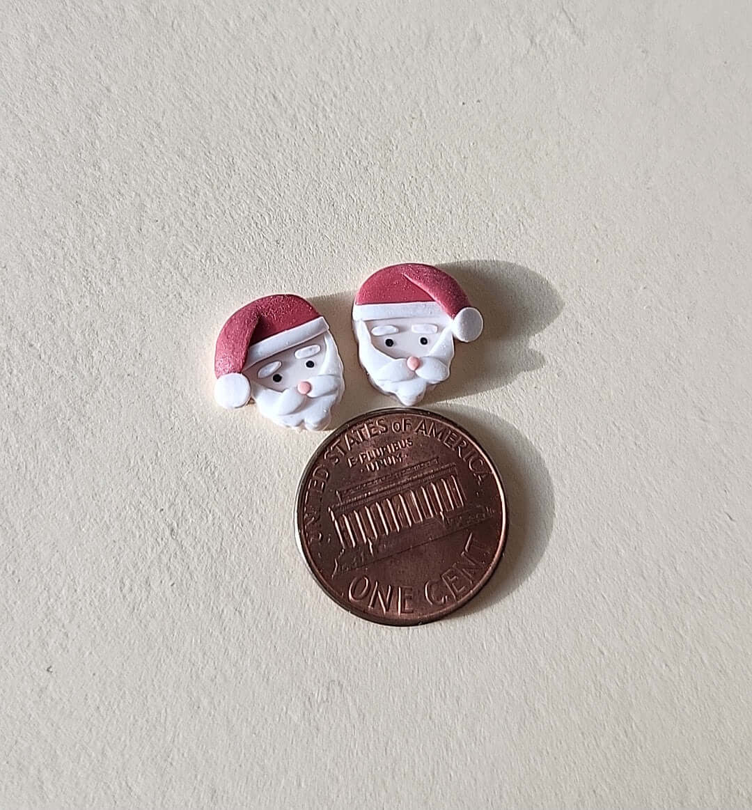 Boucles d'oreilles clous Père Noël, boucles d'oreilles de Noël, bijoux faits main en pâte polymère, cadeau de Noël pour elle