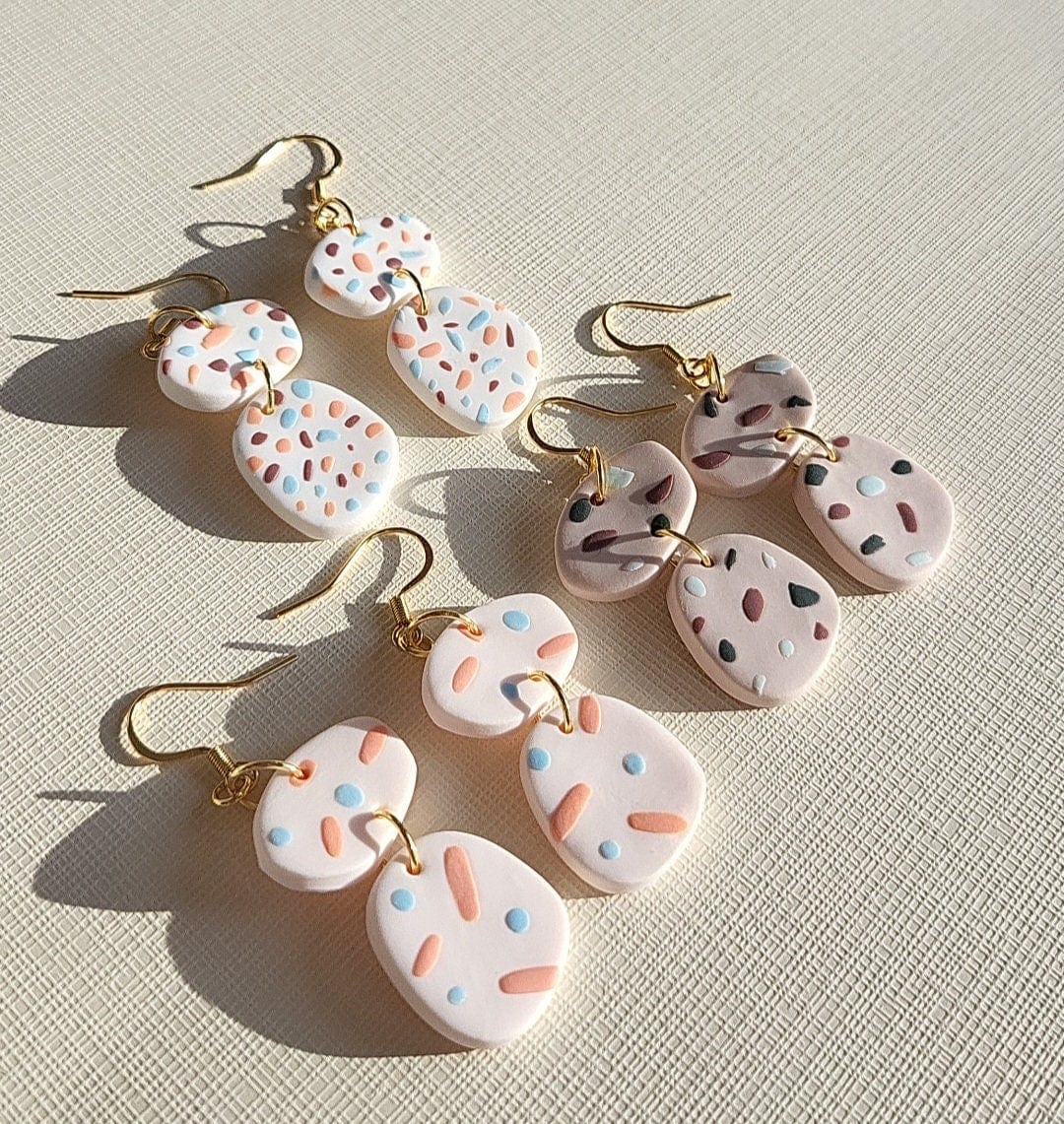 Boucles d'oreilles en argile polymère terrazzo pendantes • Bijoux faits main • Bijoux modernes et tendance