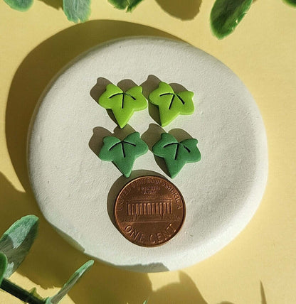 Ohrstecker mit grünem Blatt, Efeublatt-Ohrringe, Boho-Ton-Ohrringe, handgefertigter Schmuck, Frühling, Sommer